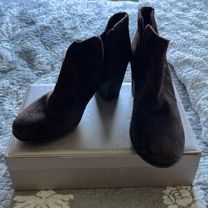 Clark’s EUC ankle boots. Size 7 Brown Suede